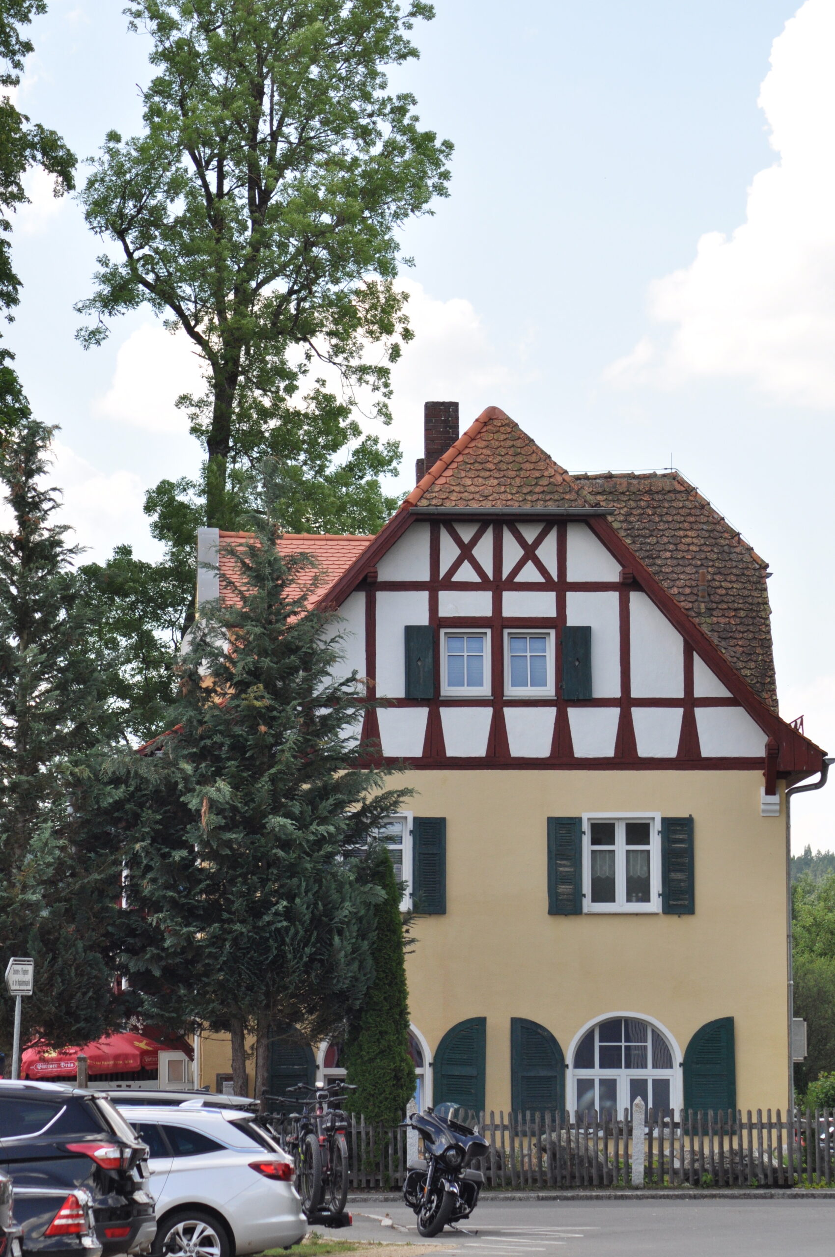 Grenzzoigl von der Seite mit Blick auf den Parkplatz
