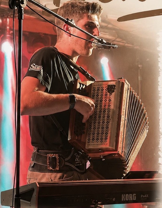 Der Musikant Ben Paule während eines Auftritts im Grenzzoigl